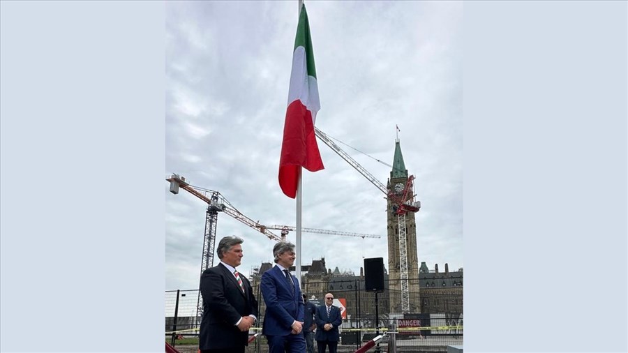 Le drapeau italien flotte au Parlement pour la Festa della Repubblica