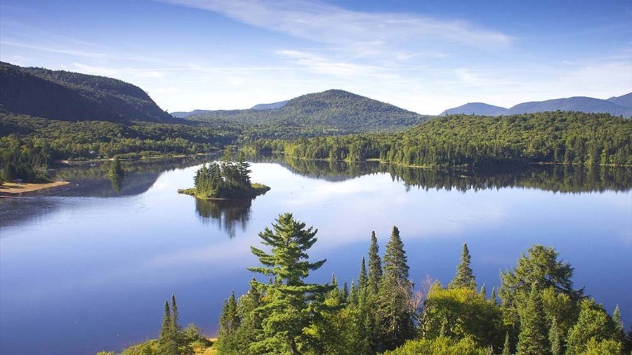 Louer un chalet dans les Laurentides : entre nature grandiose et confort absolu