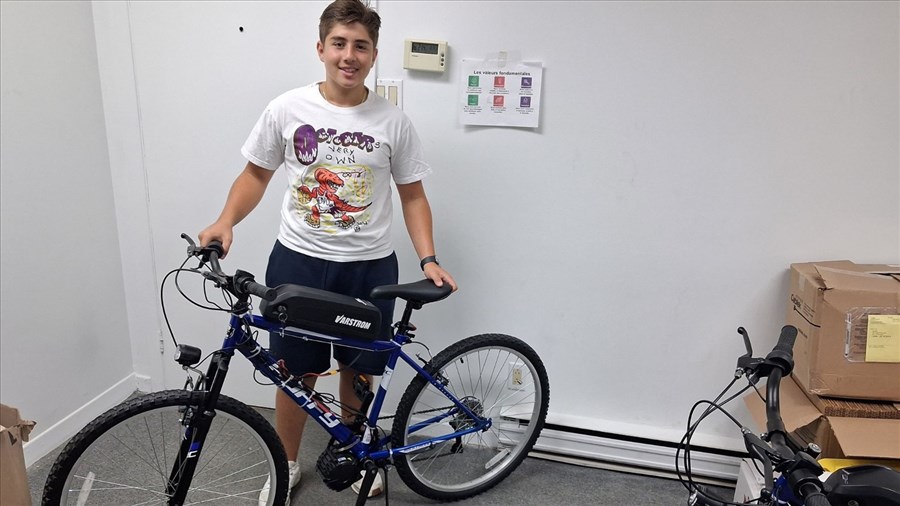 Un Lavallois de 15 ans forme des jeunes à construire des vélos électriques