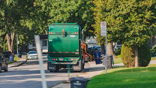 Collecte des bacs à ordures et de recyclage aux deux semaines à Laval