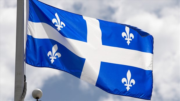 Lever du drapeau du Québec devant l'Hôtel de Ville de Laval 