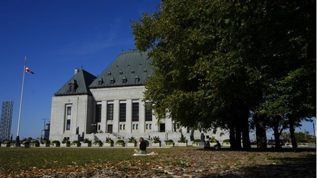 La Cour suprême confirme que les demandeurs d'asile ont droit aux CPE