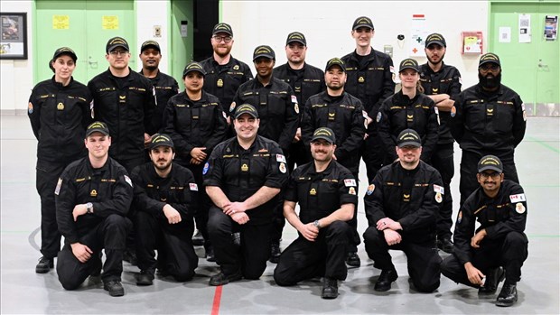 Le Navire canadien de Sa Majesté Donnacona s'étend à Laval